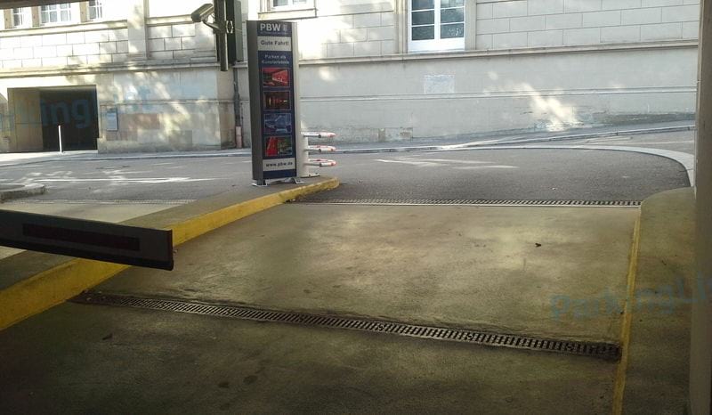 Ausfahrt - Parkhaus Staatsgalerie Stuttgart 