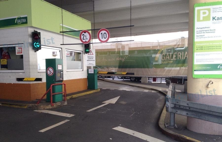 Einfahrt - Parkhaus Galeria Kaufhof Horten Stuttgart 