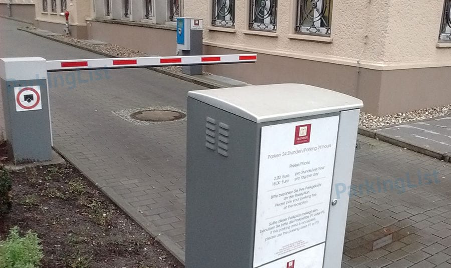 Zufahrt - Leonardo Royal Parkplatz 