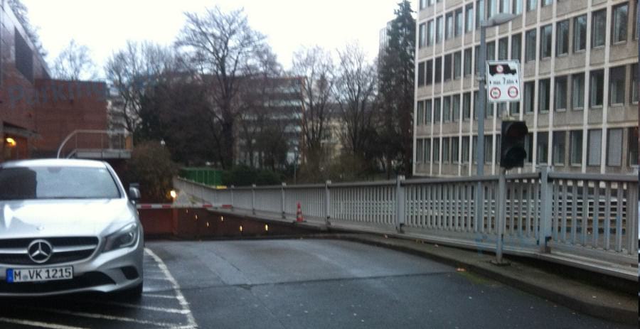 Zufahrt - Parkhaus Hilton Frankfurt 