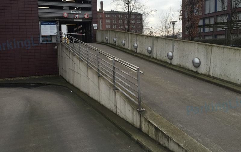 Auffahrt - Parkhaus Pier Eins Duisburg 