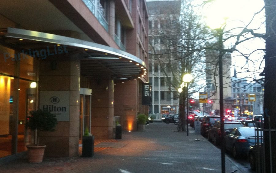 Eingang Hilton - Parkhaus Hilton Frankfurt 