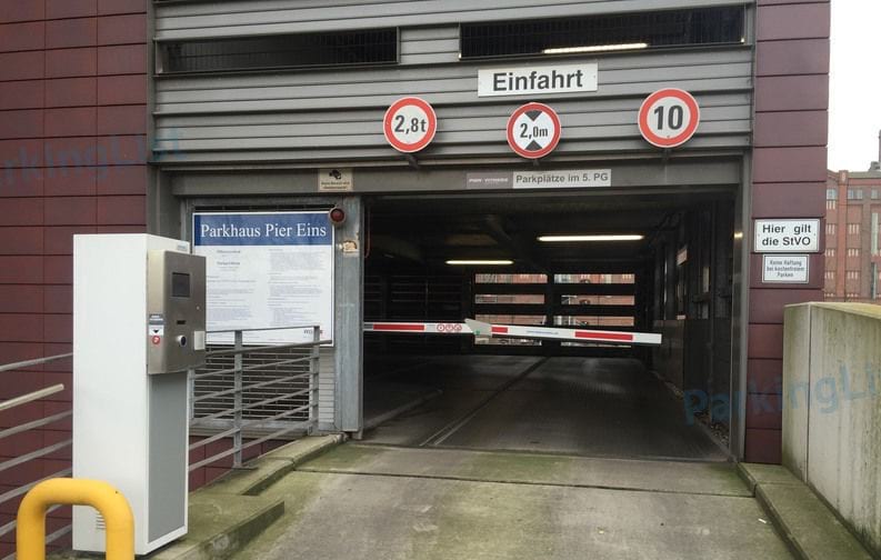Einfahrt - Parkhaus Pier Eins Duisburg 
