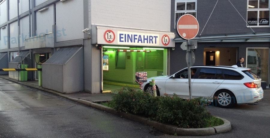 Einfahrt - Parkhaus Schaezlerstrasse Augsburg 