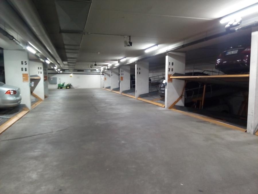 Beleuchtete + trockene Tiefgarage