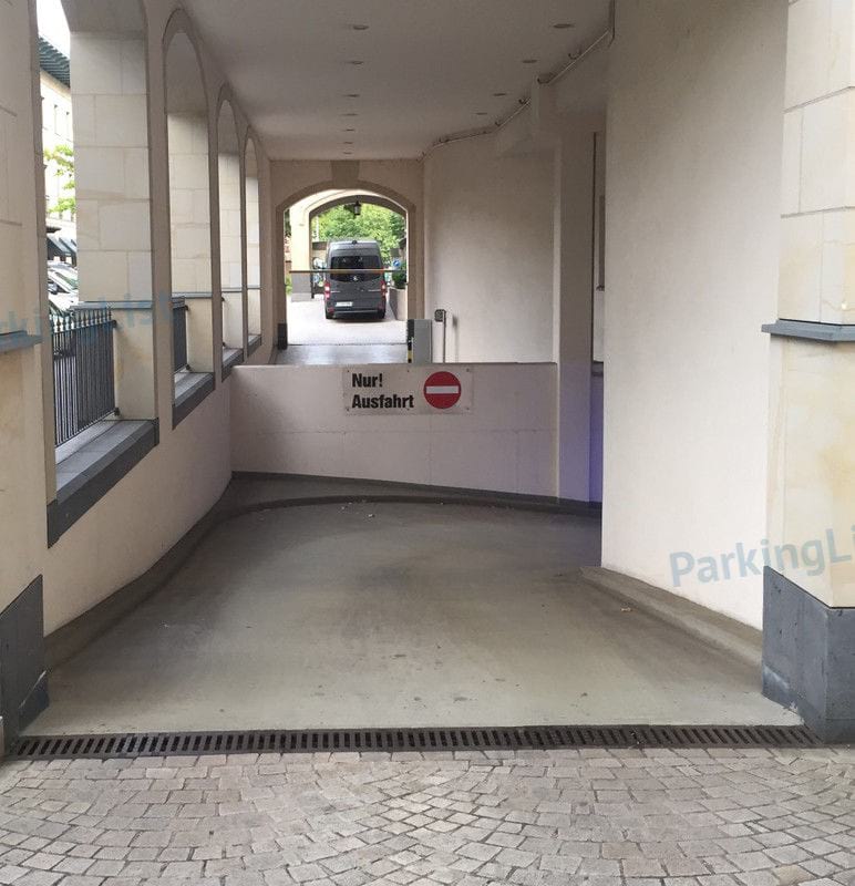 Einfahrt - Parkhaus Villa Kennedy Frankfurt 