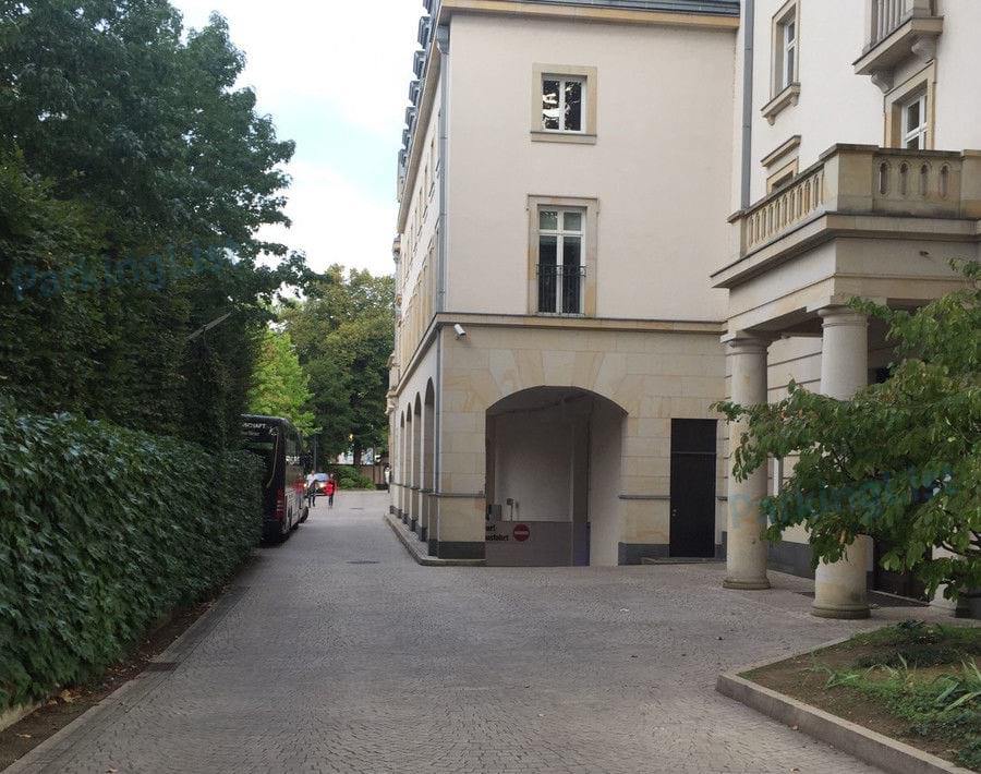 Zufahrt - Parkhaus Villa Kennedy Frankfurt 