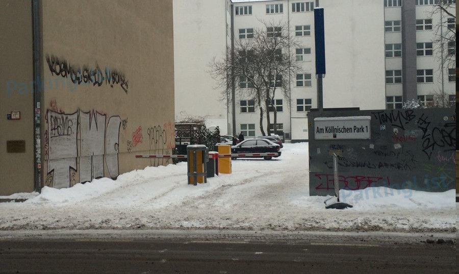 Außenansicht - Parkplatz Am Koellnischen Park 1 Berlin 