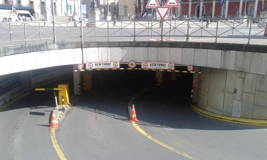 Außenansicht Parkhaus Operngarage München