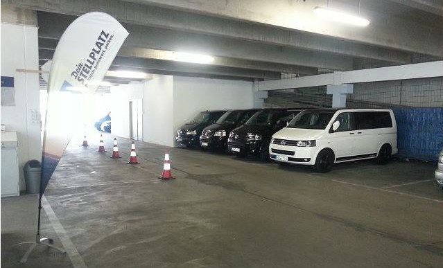 Überdachter Parkplatz nahe Flughafen Berlin Tegel