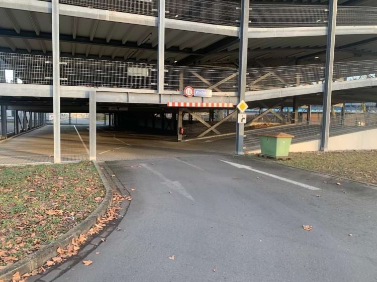 Parkplatz im Parkhaus mit Shuttle Service zum Flughafen Düsseldorf