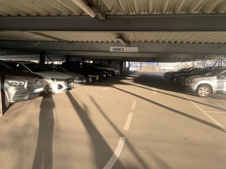 Parkplatz im Parkhaus mit Shuttle Service zum Airport Düsseldorf