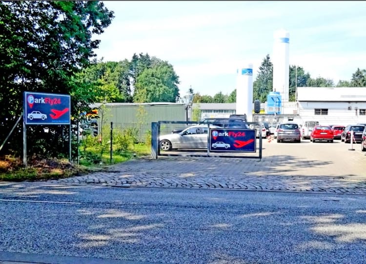 Einfahrt Parkplatz mit Shuttle Service am Airport Hamburg