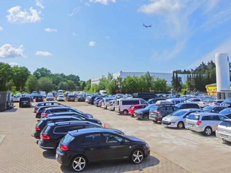 Parkplatz mit Shuttle Service am Airport Hamburg