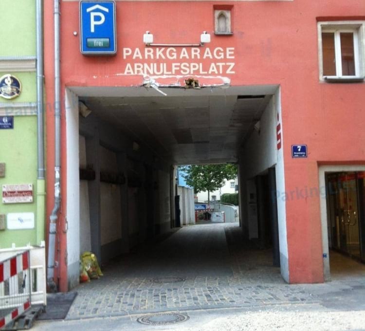 Einfahrt Parkgarage Arnulfsplatz in Regensburg