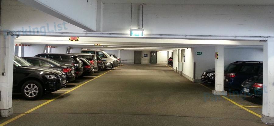 Innenansicht Parkhaus Alsterhaus in Hamburg