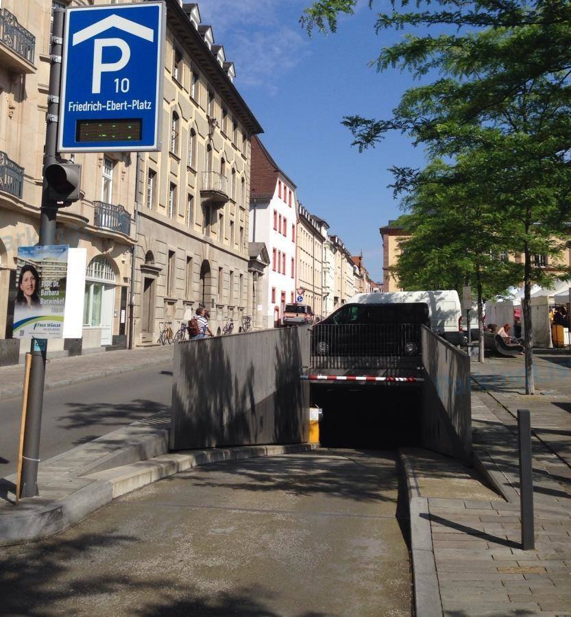 Einfahrt Parkhaus Friedrich Ebert Platz in Heidelberg