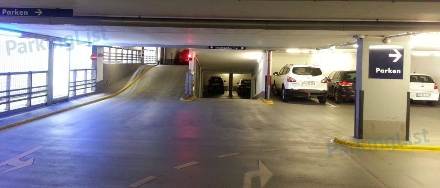 Innenansicht Parkhaus Gänsemarkt in Hamburg