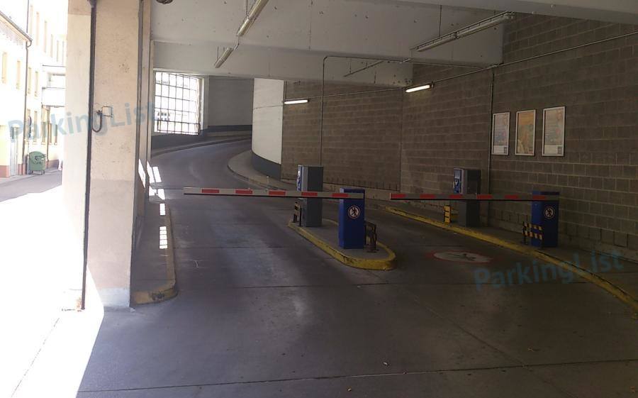 Ein- und Ausfahrt Bankhof Parkhaus Karstadt in Karlsruhe