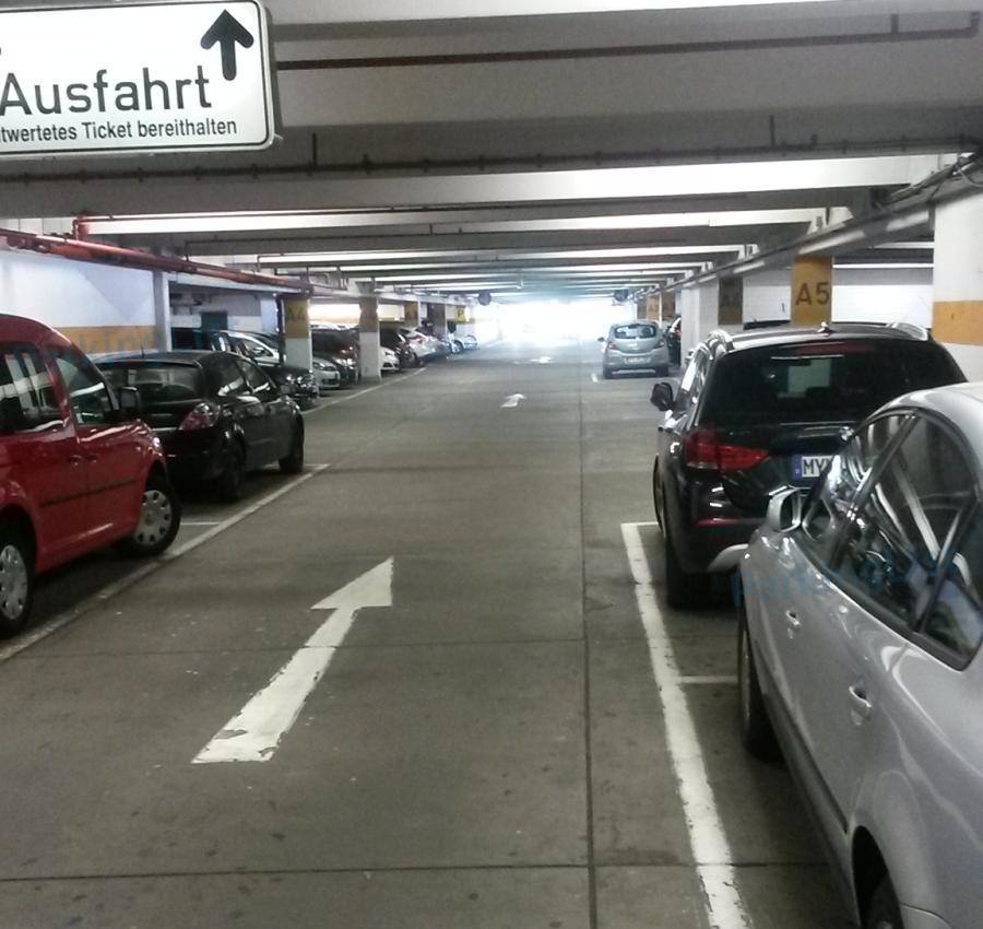 Innenansicht 2 Parkhaus Löhr Center in Koblenz