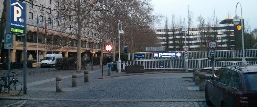 Parkhaus Los Angeles Platz Berlin - Einfahrt Rankestraße