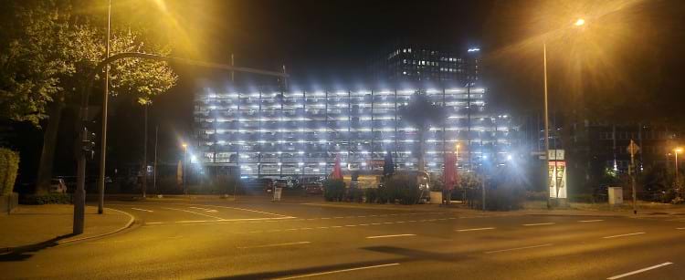 Parken m Parkhaus mit Valet Service zum Flughafen FRA