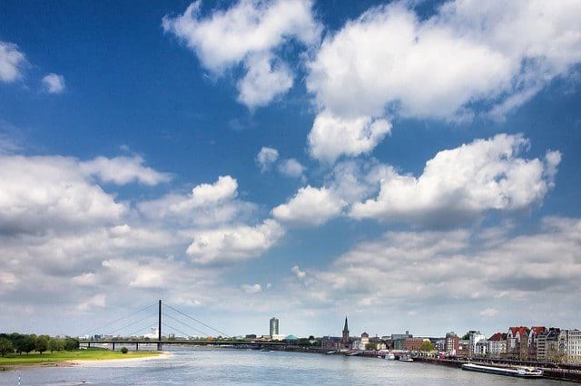 Parken an der Rheinuferpromenade - Düsseldorf