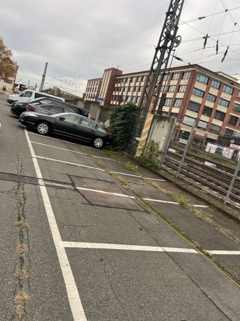 Parkplatz mit S-Bahnanschluss zum Airport Frankfurt