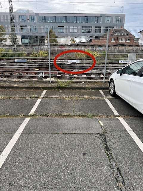 Parkplatz mit S-Bahnanschluss zum Flughafen Frankfurt