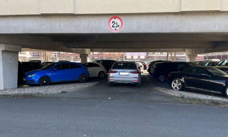 Überdachter Parkplatz mit Valet Service am Airport Frankfurt