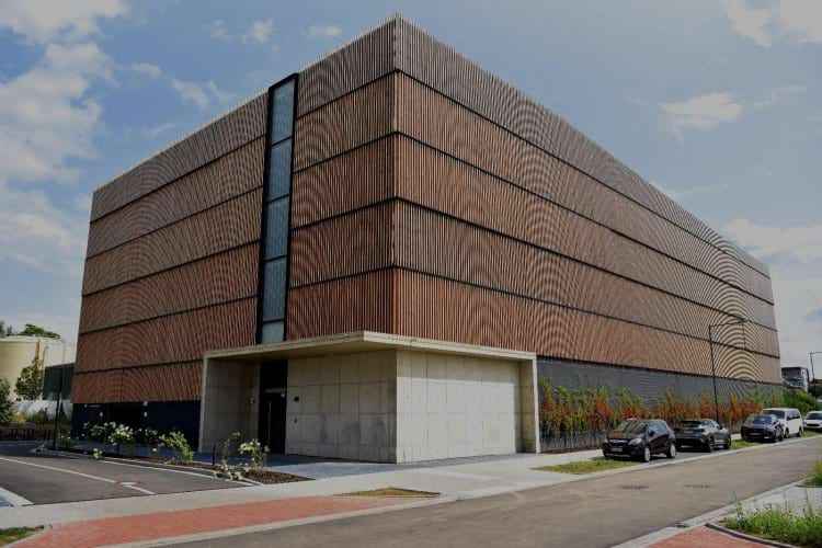 Parkplatz im Parkhaus mit Shuttle Service zum Flughafen Frankfurt