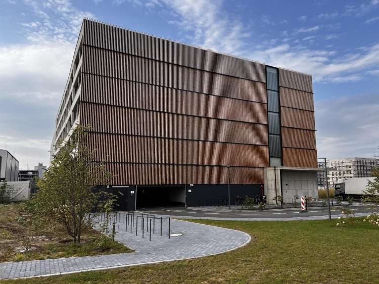 Parkplatz im Parkhaus mit Shuttle Service zum Airport Frankfurt