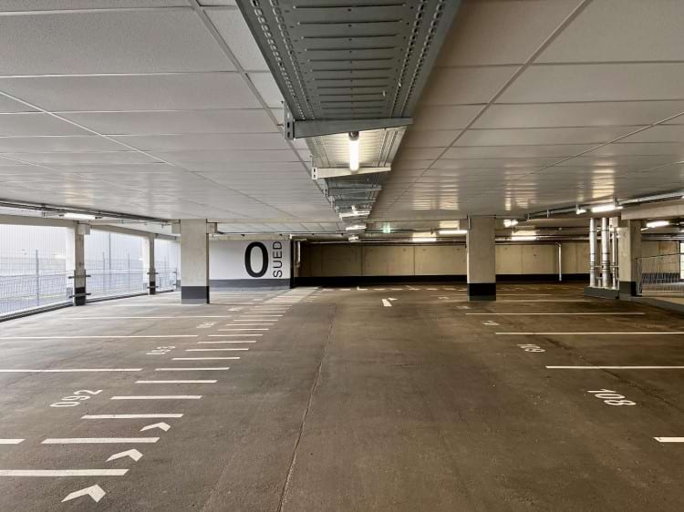 Parken im Parkhaus mit Shuttle Service zum Flughafen Frankfurt