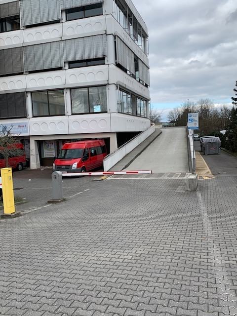 Einfahrt Parkhausdeck für Wohnmobil mit Shuttle Service zum Hafen Frankfurt