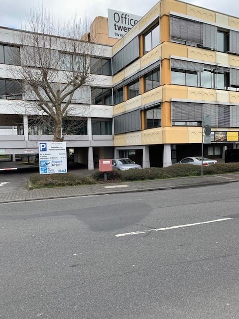 Einfahrt Parkhausdeck für Wohnmobil mit Shuttle Service zum Kreuzfahrthafen Frankfurt