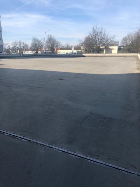  Parkhausdeck für Wohnmobil mit Shuttle Service zum Hafen Frankfurt