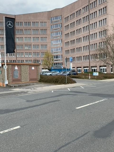 Einfahrt Parkplatz im Parkhaus mit Valet Service am Airport Frankfurt