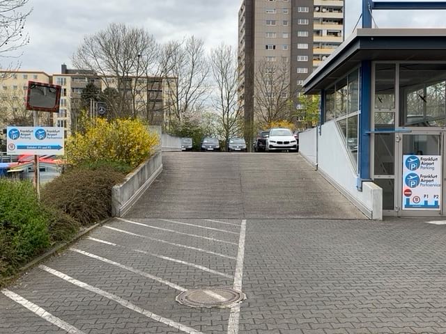 Einfahrt Parkplatz im Parkhaus mit Valet Service am Flughafen Frankfurt