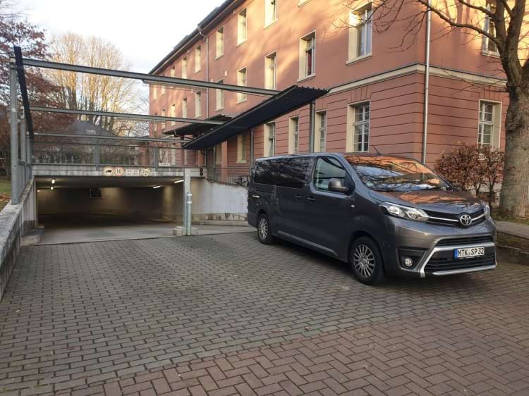 Parken in Tiefgarage mit Shuttle Service zum Flughafen Frankfurt
