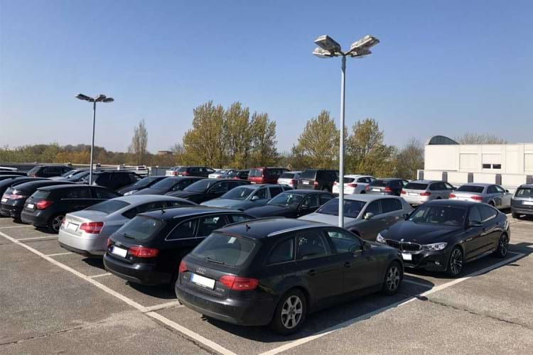 Parken im Parkhaus/Oberdeck mit Shuttle Service zum Flughafen Hamburg