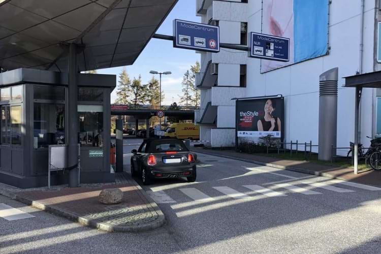 Einfahrt Parkplatz im Parkhaus mit Shuttle Service zum Flughafen Hamburg