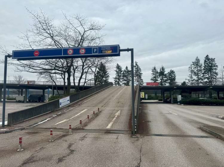 Parkplatz im Parkhaus/Oberdeck mit Shuttle Service zum Flughafen Hamburg