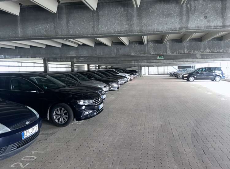 Parken im Parkhaus mit Shuttle Service zum Airport Hannover