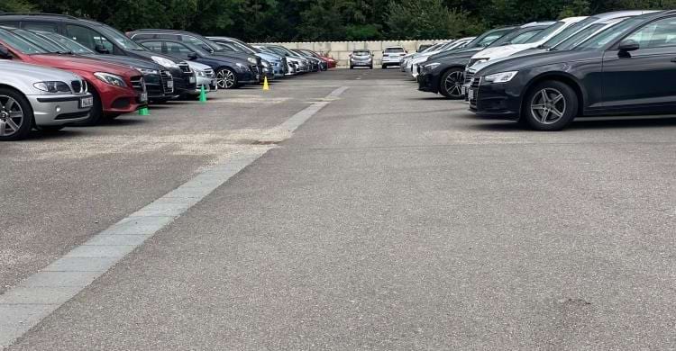 Shuttle Service zum Flughafen Köln mit Idealparken