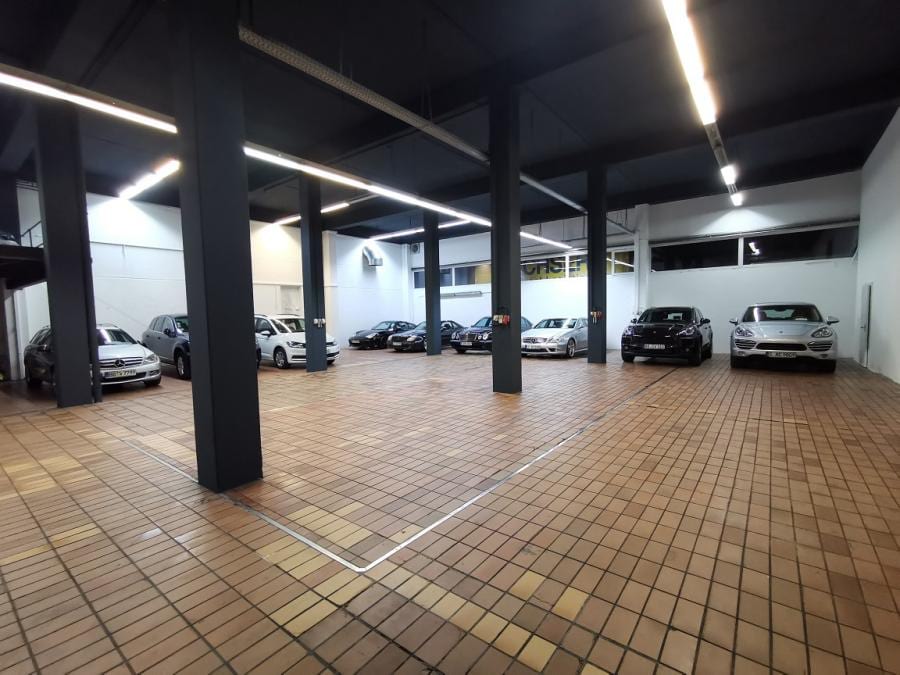 Parkplatz in Parkhalle mit Shuttle Service am Flughafen Stuttgart