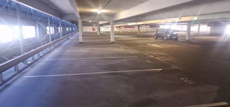 Parkplatz im Parkhaus mit Valet Service am Flughafen Düsseldorf