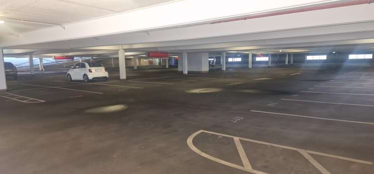 Parken im Parkhaus mit Valet Service am Flughafen Düsseldorf