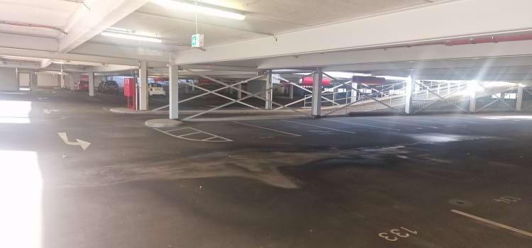 Parkplatz im Parkhaus mit Valet Service am Flughafen DUS