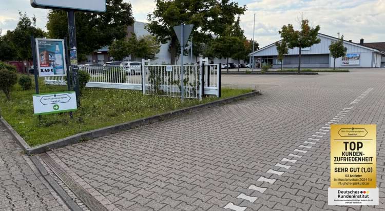 Einfahrt Parkplatz mit Shuttle Service zum Flughafen Frankfurt am Main