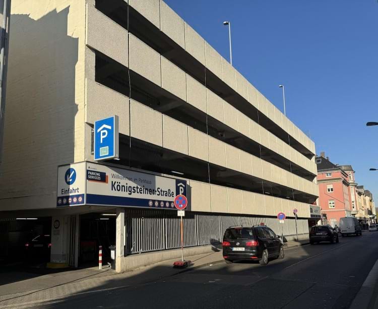 Parkplatz im Parkhaus ohne Transfer zum Flughafen Frankfurt